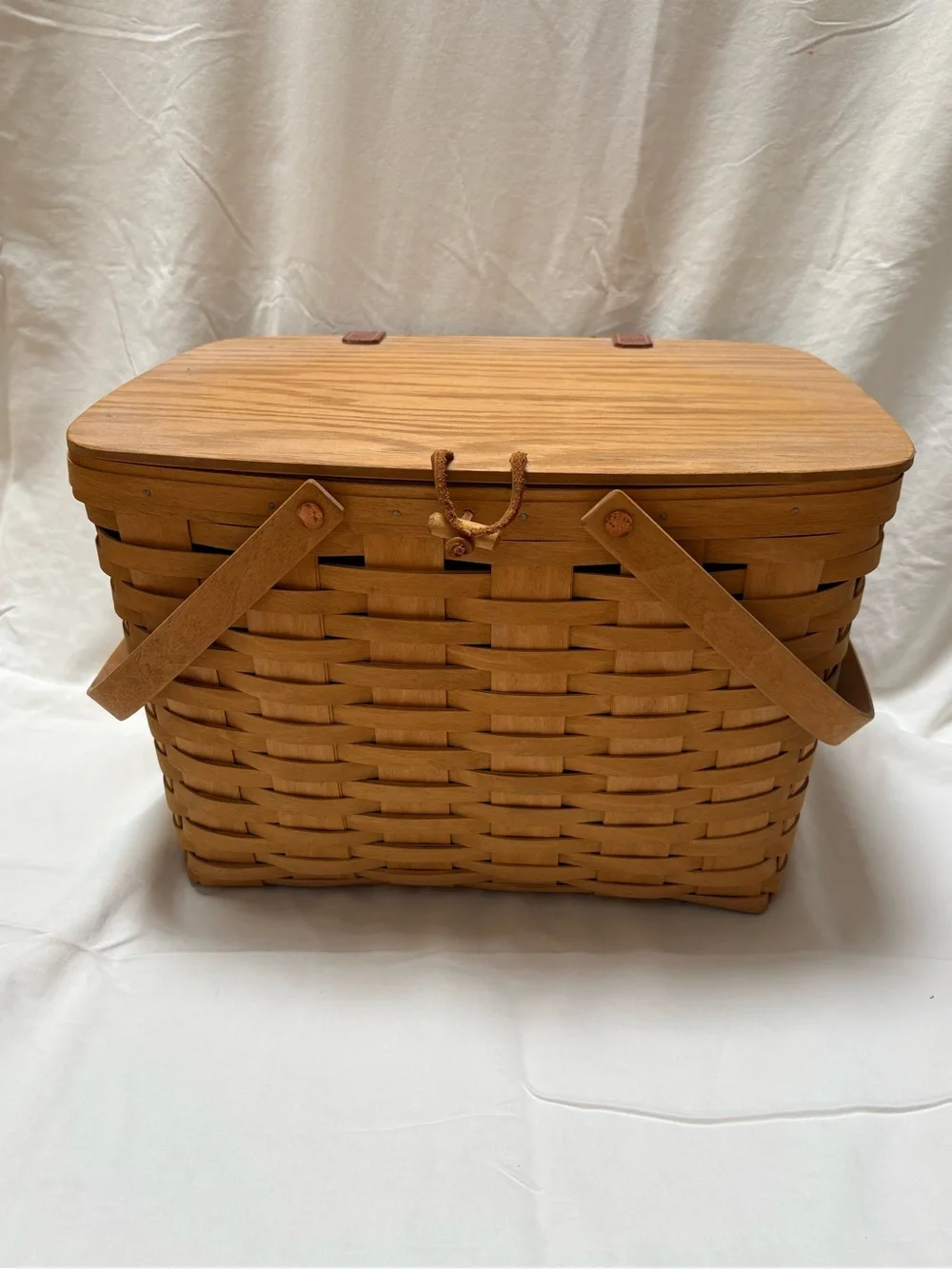 Longaberger Large Picnic Basket with Lid model 18122 in Light Brown